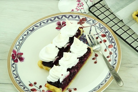 Tarta bezowa z wiśniami